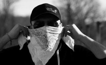 Co oznacza czarna bandana w spodniach?