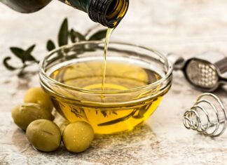 Czy oliwką można olejować włosy?